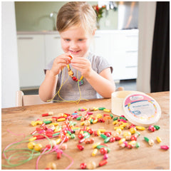 New Classic Toys - Perles à enfiler - 230 pièces et 4 cordes - Arts et artisanat