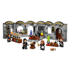 LEGO Harry Potter Hogwarts Castle: Potions Class set featuring a potions classroom with minifigures of Severus Snape, Hermione Granger, Pansy Parkinson, and Seamus Finnigan, alongside potion ingredients and equipment.