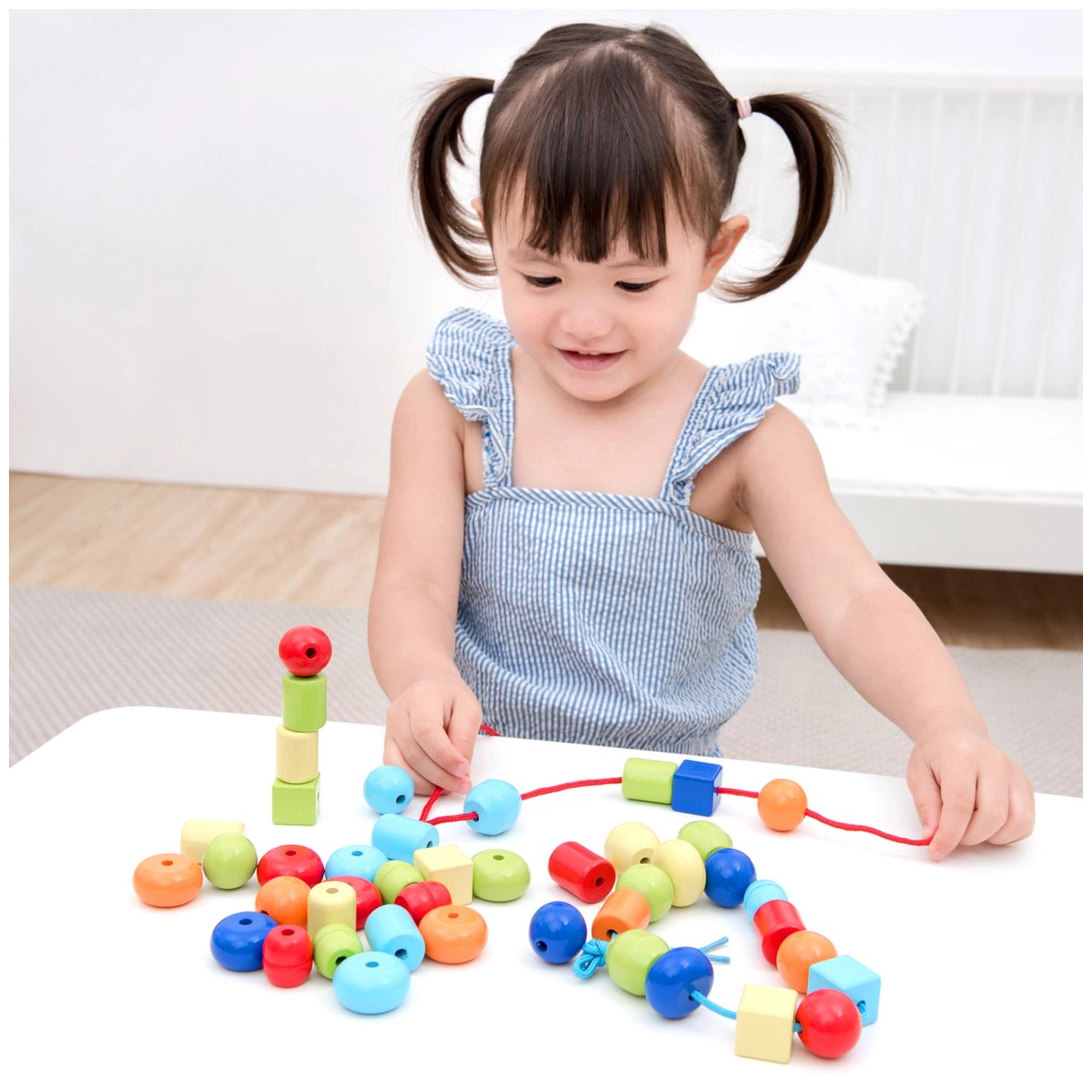 New Classic Toys - Perles à enfiler en bois dans une boîte - 96 perles - Loisirs créatifs