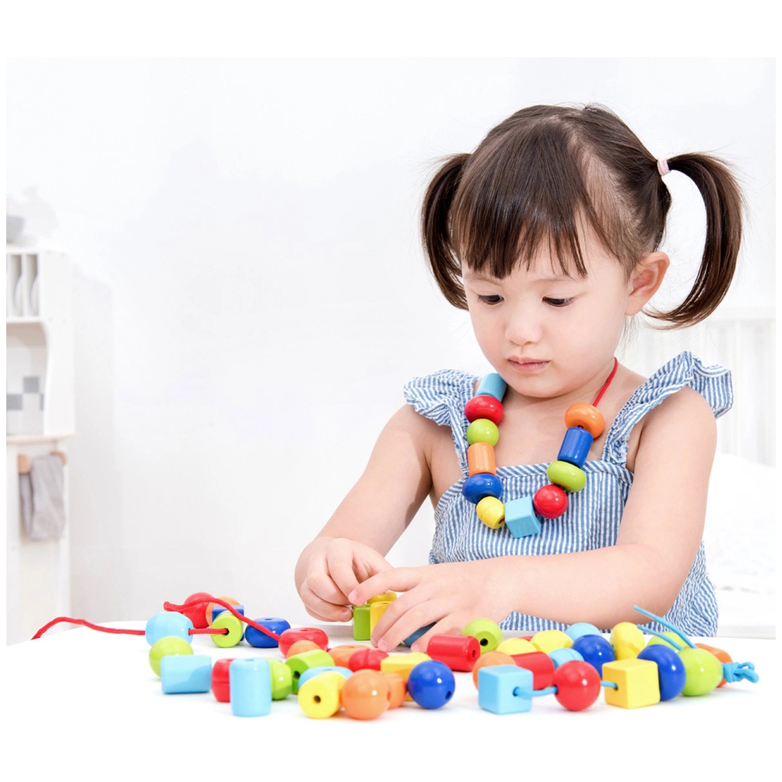 New Classic Toys - Perles à enfiler en bois dans une boîte - 96 perles - Loisirs créatifs