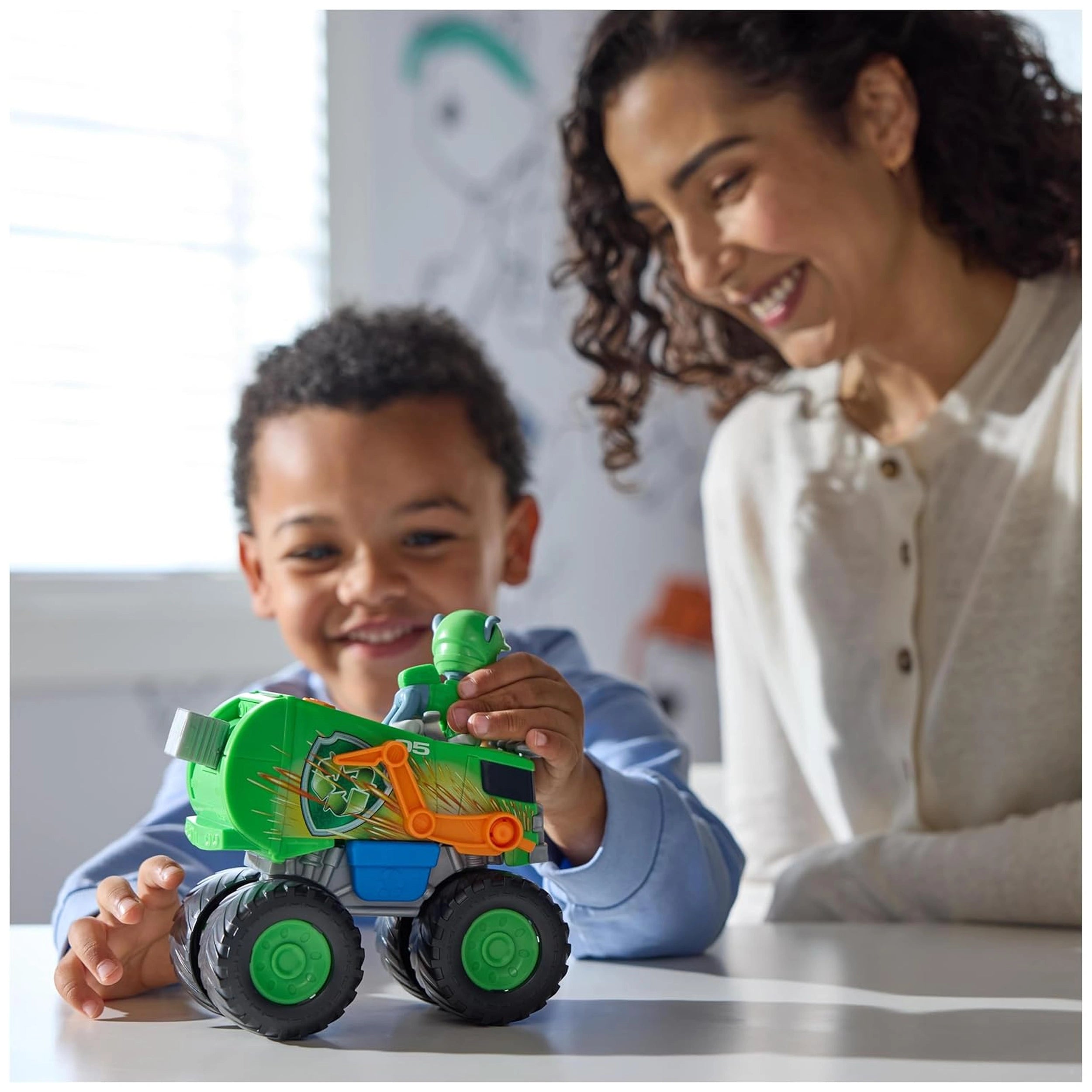 Spin Master - Paw Patrol - Rocky Rescuse Wheels Recycle Truck with action figure and play vehicle
