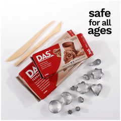 DAS Modeling Clay in red packaging with silver metal components and brown wooden utensils, made in Italy, for ages 3+.